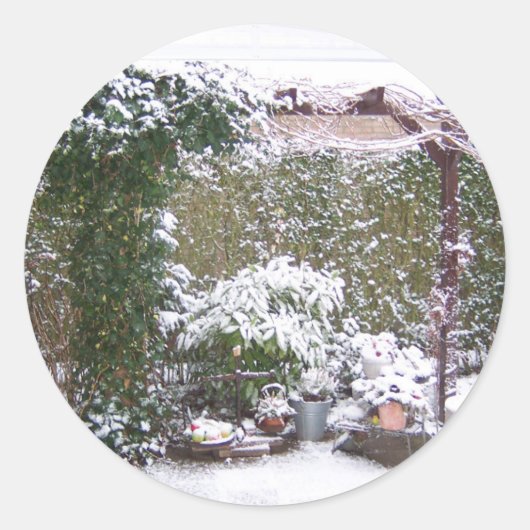 Kerstseizoen, sneeuw in de tuin ronde sticker (Voorkant)