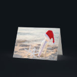 Kerstseizoensgrietvis Kaart<br><div class="desc">zeester met Santa hat op bericht in een fles op strand zand voor de groeten van het seizoen</div>