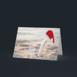 Kerstseizoensgrietvis Kaart<br><div class="desc">zeester met Santa hat op bericht in een fles op strand zand voor de groeten van het seizoen</div>