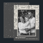 kerstsierfoto feestdagenkaart<br><div class="desc">Vintage kerstboom ornamenten zwart en ivoor en uw groet en noemt het chic lettering onder uw favoriete foto. Selecteer Steen voor zwaarste papieren en high definition voor de beste afdrukkwaliteit. ***HORIZONTALE fotokaart voor u in onze winkel.</div>