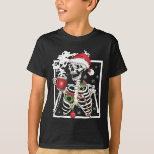 Kerstskelet Met Lachende Schedel Drinkend Koffie T-shirt