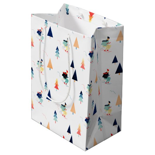 Kerstskiërs op wit medium cadeauzakje (Achterkant Gekanteld)