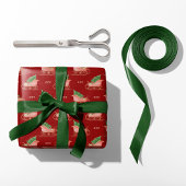 Kerstslee met boom & cadeaus op rood cadeaupapier