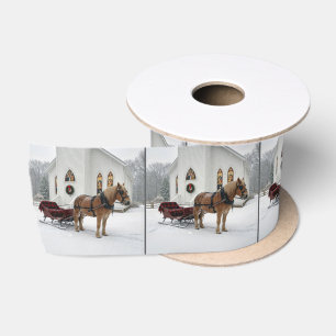 Kerstslee met paard getrokken wachtend bij een kap satijnen lint