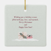 Kerstslee vol met cadeaus, lichtgroen keramisch ornament (Achterkant)