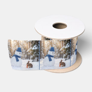Kerstsneeuwman die boos kijkt naar een konijn satijnen lint