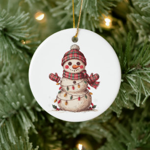 Kerstsneeuwman geruite hoed sjaal lichten handscho keramisch ornament