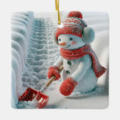 Kerstsneeuwman met rode schop keramisch ornament (Voorkant)