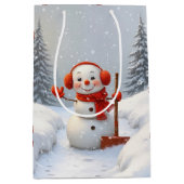 Kerstsneeuwman met rode sneeuwschoffels medium cadeauzakje (Voorkant)