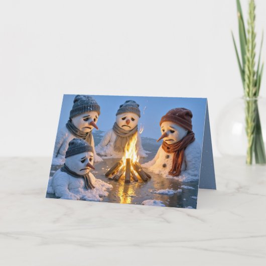 Kerstsneeuwmannen smelten rond een kampvuur kaart (Voorkant)