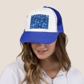Kerstsneeuwvlokken Blauw en Zilver Trucker Pet (In situ)