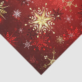 Kerstsneeuwvlokken in goud op een rode achtergrond tissuepapier (Detail)