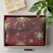 Kerstsneeuwvlokken in goud op een rode achtergrond tissuepapier (Geschenk)