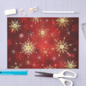 Kerstsneeuwvlokken in goud op een rode achtergrond tissuepapier (Craft)