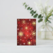 Kerstsneeuwvlokken in goud op een rode achtergrond visitekaartje (Staand voorkant)