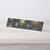 Kerstsneeuwvlokken in goud op een zwarte achtergro bureau naambordje (Voorkant)