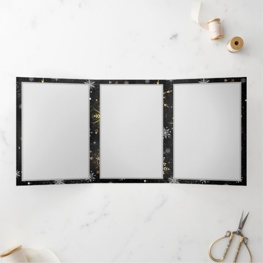 Kerstsneeuwvlokken in goud op een zwarte achtergro drieluik programma (Binnen)