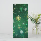 Kerstsneeuwvlokken in het goud op een groene achte kaart (Staand voorkant)