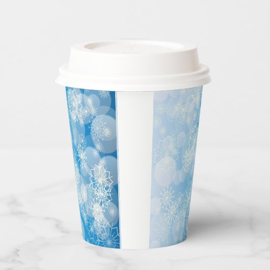 Kerstsneeuwvlokken op een blauwe achtergrond papieren bekers (Links)
