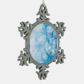 Kerstsneeuwvlokken op een blauwe achtergrond tin sneeuwvlok ornament (Links)