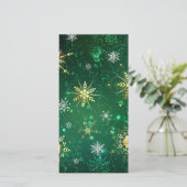 Kerstsneeuwvlokken op groene achtergrond feestdagenkaart (Staand voorkant)