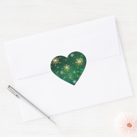 Kerstsneeuwvlokken op groene achtergrond hart sticker (Envelop)