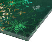 Kerstsneeuwvlokken op groene achtergrond snijplank (Hoek)