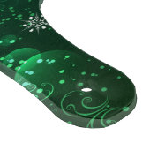 Kerstsneeuwvlokken op groene achtergrond snijplank (Hoek)