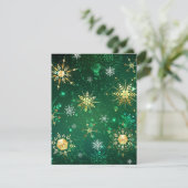 Kerstsneeuwvlokken van goud op een groene achtergr kaart (Staand voorkant)