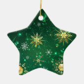 Kerstsneeuwvlokken van goud op een groene achtergr keramisch ornament (Voorkant)