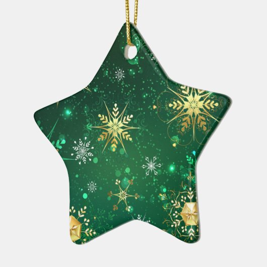 Kerstsneeuwvlokken van goud op een groene achtergr keramisch ornament (Links)