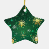 Kerstsneeuwvlokken van goud op een groene achtergr keramisch ornament (Achterkant)