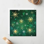 Kerstsneeuwvlokken van goud op een groene achtergr notitiekaartje (Voorkant / Achterkant in situ)