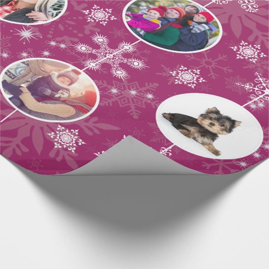 kerstsnowflakes Favoriete familie Foto Fuchsia Cadeaupapier (Hoek)