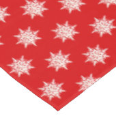 kerstsnowflakes op rode tablet tafelkleed (Gekanteld)