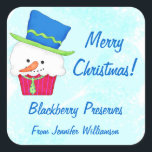 kerstsnowman Cupcake Eigen voedseletiket Vierkante Sticker<br><div class="desc">Deze sticker maakt een schattig label-etiket voor je om potten jam, gelei, augurken, pies, koekjes en nog veel meer toe te voegen voor een kerstcadeau of vakantie. U kunt de voedselnaam en de jouw naam gemakkelijk aanpassen om uw label te personaliseren. De snowman cupcake draagt een blauwe bovenste hoed met...</div>