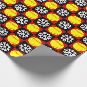 Kerstsoftbal Rood en zwart Snowflake Patroon Cadeaupapier (Hoek)