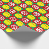 KerstSoftball en Snowflake Red en Green Cadeaupapier (Hoek)