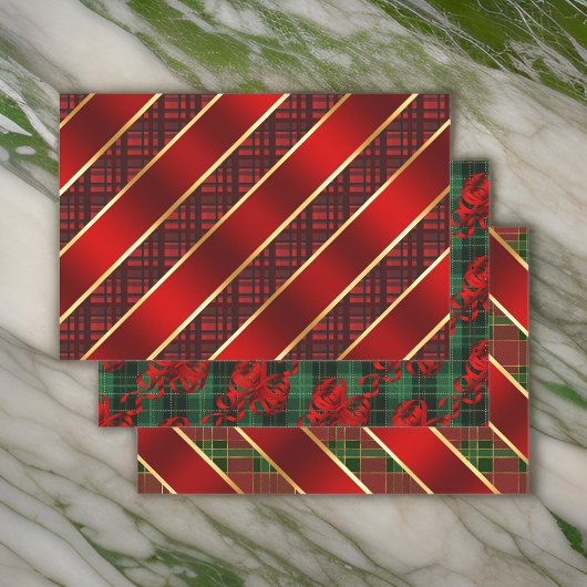 Kerstspelden en koolstof-groene en rode variëteit inpakpapier vel