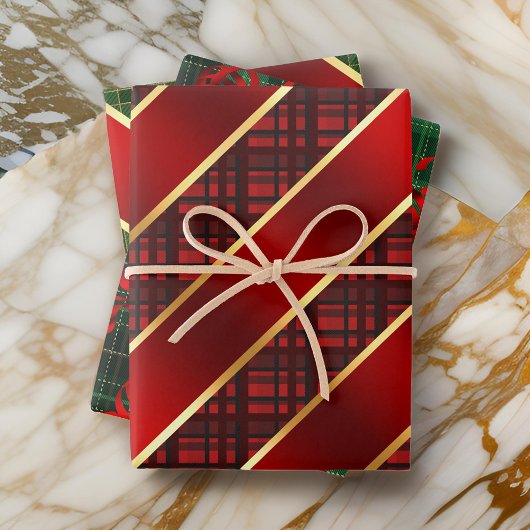 Kerstspelden en koolstof-groene en rode variëteit inpakpapier vel