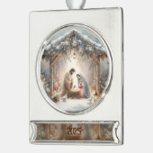 Kerststal Scene met Winterbloemen Kaart Verzilverd Banner Ornament (Links)