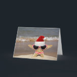 Kerststerren op vakantie feestdagen kaart<br><div class="desc">Starfish met een gestreepte bikini en Santa hat op een strand.</div>