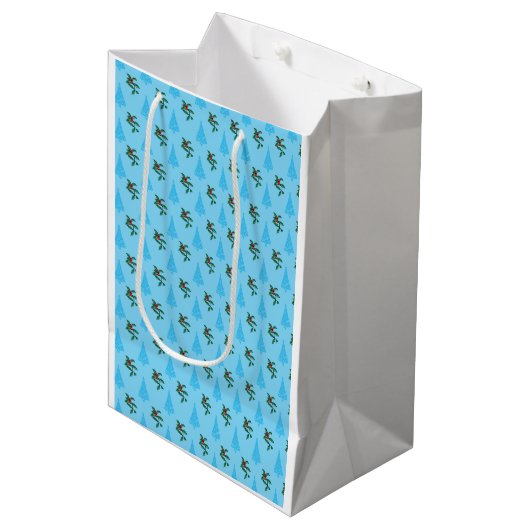 Kersttas met Holly en Blauwe Bomen Medium Cadeauzakje (Voorkant Gekanteld)
