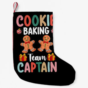 Kerstteamcaptain voor het bakken van koekjes famil kleine kerstsok