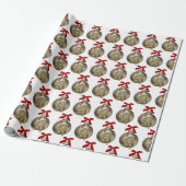 Kerstteddybeer in ornament cadeaupapier (Uitgerold)