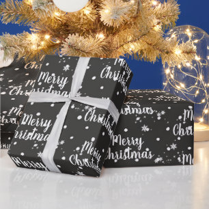 Kersttekst in sneeuwvlokken op rode verpakking cadeaupapier