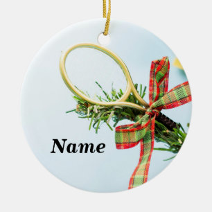 Kersttennisbal en racket, met boom keramisch ornament