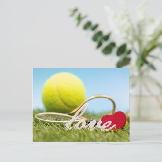 Kersttennisbal en racket met liefde feestdagenkaart (Staand voorkant)