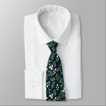 Kerstthema Holly, Mistletoe, Rode bessen Stropdas<br><div class="desc">Naadloze Patroon van Kerstmis hulst bladeren,  maretak,  en rode bessen-Kerstmis thema ontwerp over een donkerblauwe achtergrond-een uitstekend kerstcadeau voor de mensen op uw kerstlijst voor jezelf.</div>
