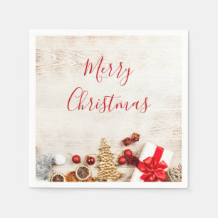 Kerstthema-items op een roestige houten plank servet